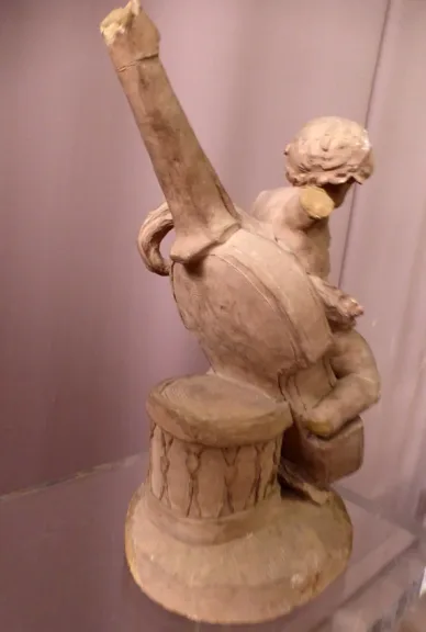 FIGURA DE EARTHENWARE