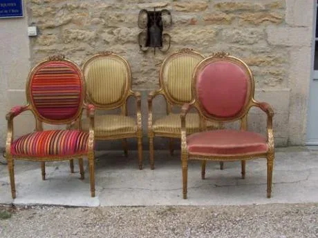 Paire de Faureils Cabriolet de style Louis XVI. Bois doré. Tissus Pierre Frey