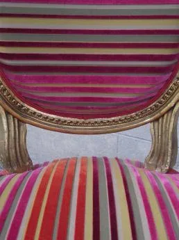 Paire de Faureils Cabriolet de style Louis XVI. Bois doré. Tissus Pierre Frey