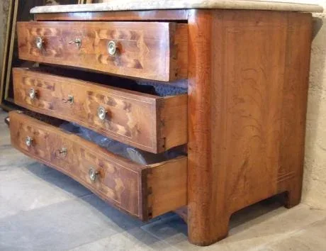Commode Louis XIV en noyer et incrustations- Epoque 18ème siècle.
