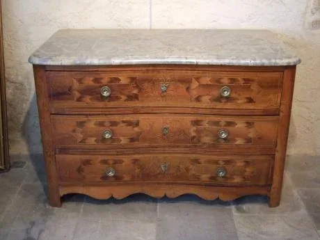 Commode Louis XIV en noyer et incrustations- Epoque 18ème siècle.