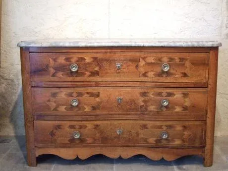 Commode Louis XIV en noyer et incrustations- Epoque 18ème siècle.