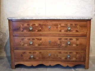 Commode Louis XIV en noyer et incrustations- Epoque 18ème siècle.