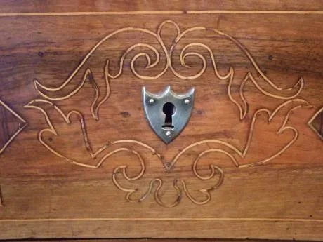 Commode Louis XIV en noyer et incrustations- Epoque 18ème siècle.