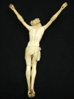 Christ en ivoire sur une croix en écaille - Ecole Flamande XVIIème