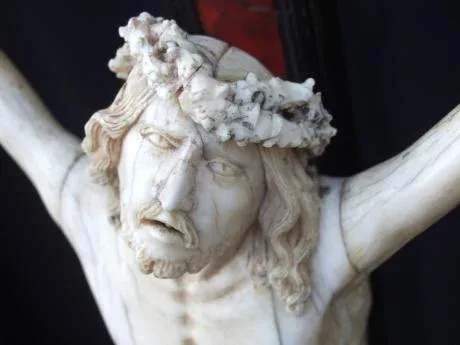 Christ en ivoire sur une croix en écaille - Ecole Flamande XVIIème