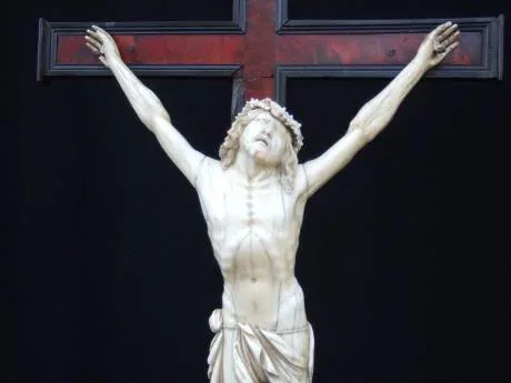 Christ en ivoire sur une croix en écaille - Ecole Flamande XVIIème