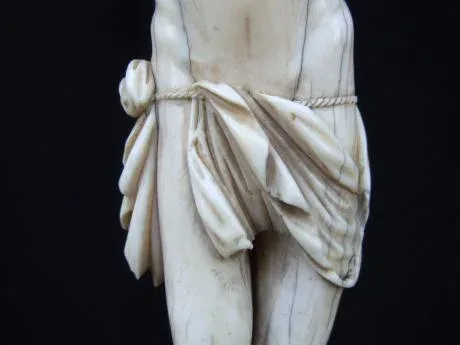 Christ en ivoire sur une croix en écaille - Ecole Flamande XVIIème