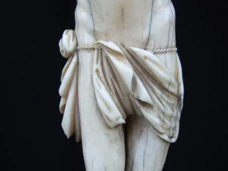 Christ en ivoire sur une croix en écaille - Ecole Flamande XVIIème