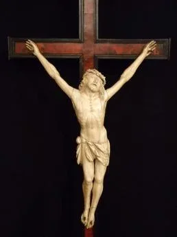 Christ en ivoire sur une croix en écaille - Ecole Flamande XVIIème