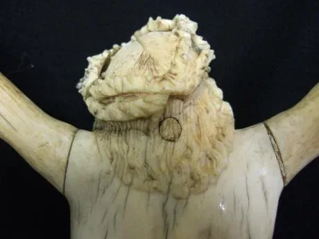 Christ en ivoire sur une croix en écaille - Ecole Flamande XVIIème