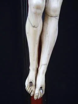 Christ en ivoire sur une croix en écaille - Ecole Flamande XVIIème