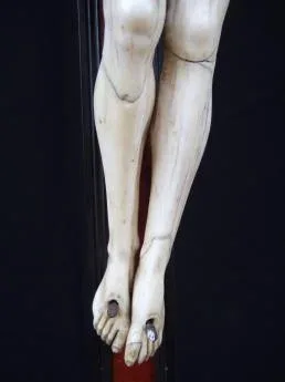 Christ en ivoire sur une croix en écaille - Ecole Flamande XVIIème