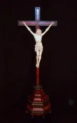 Christ en ivoire sur une croix en écaille - Ecole Flamande XVIIème