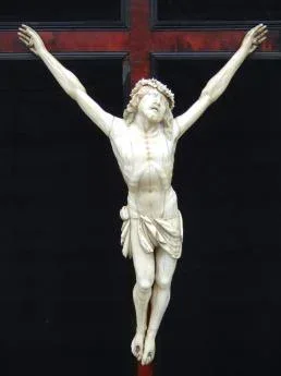 Christ en ivoire sur une croix en écaille - Ecole Flamande XVIIème