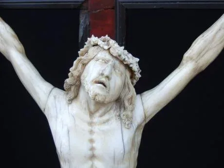 Christ en ivoire sur une croix en écaille - Ecole Flamande XVIIème
