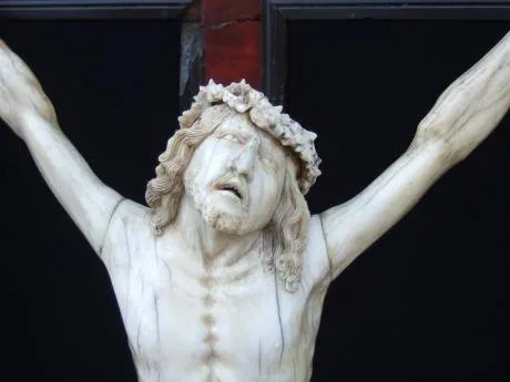 Christ en ivoire sur une croix en écaille - Ecole Flamande XVIIème