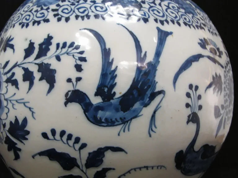 Vase à décor de fleurs, de paon et d'oiseaux en faïence de Delft - XVIIIème siècle.