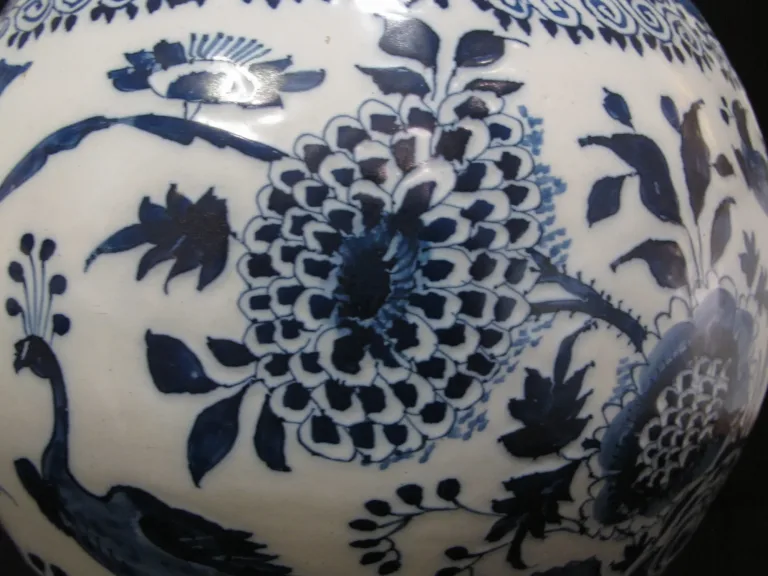 Vase à décor de fleurs, de paon et d'oiseaux en faïence de Delft - XVIIIème siècle.