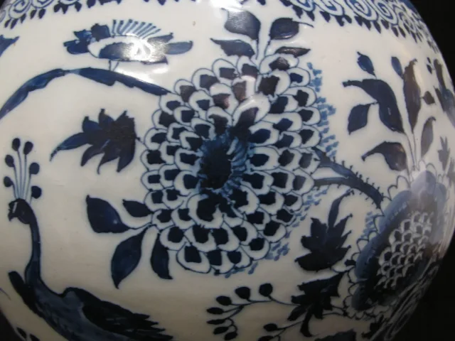 Vase à décor de fleurs, de paon et d'oiseaux en faïence de Delft - XVIIIème siècle.