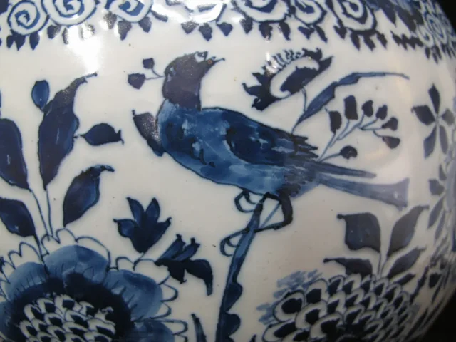 Vase à décor de fleurs, de paon et d'oiseaux en faïence de Delft - XVIIIème siècle.