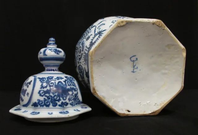Vase à décor de fleurs, de paon et d'oiseaux en faïence de Delft - XVIIIème siècle.