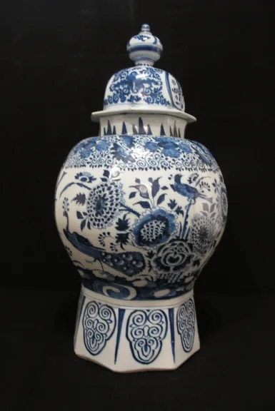 Vase à décor de fleurs, de paon et d'oiseaux en faïence de Delft - XVIIIème siècle.