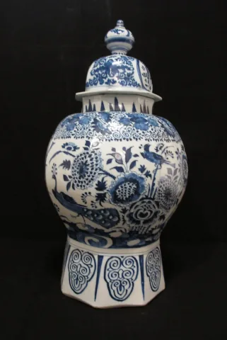 Vase à décor de fleurs, de paon et d'oiseaux en faïence de Delft - XVIIIème siècle.