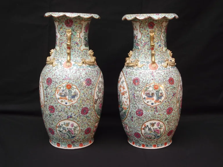 Paire de vases à decor d'oiseaux polychrome branchés et de papillons -Chine XIXème