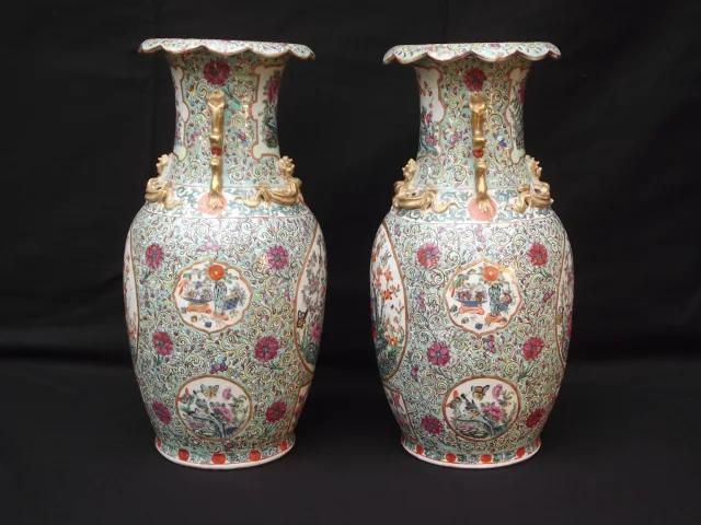 Paire de vases à decor d'oiseaux polychrome branchés et de papillons -Chine XIXème