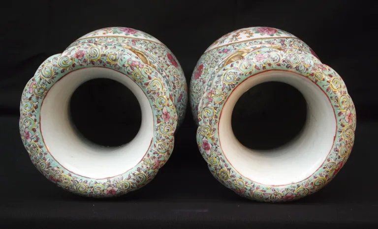 Paire de vases à decor d'oiseaux polychrome branchés et de papillons -Chine XIXème