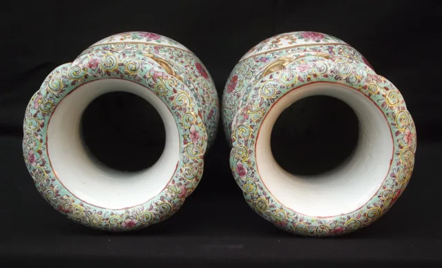 Paire de vases à decor d'oiseaux polychrome branchés et de papillons -Chine XIXème