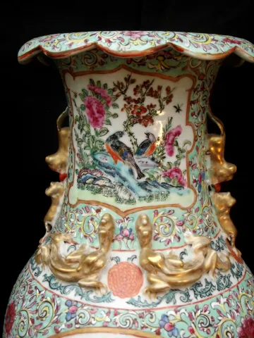 Paire de vases à decor d'oiseaux polychrome branchés et de papillons -Chine XIXème
