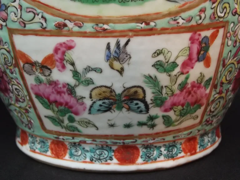 Paire de vases à decor d'oiseaux polychrome branchés et de papillons -Chine XIXème