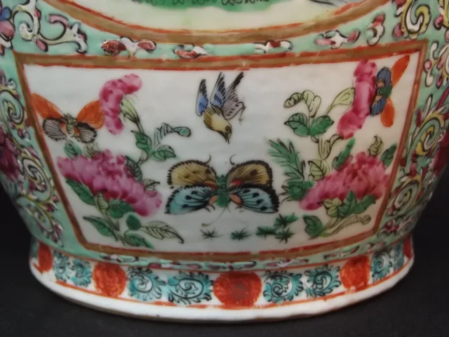 Paire de vases à decor d'oiseaux polychrome branchés et de papillons -Chine XIXème