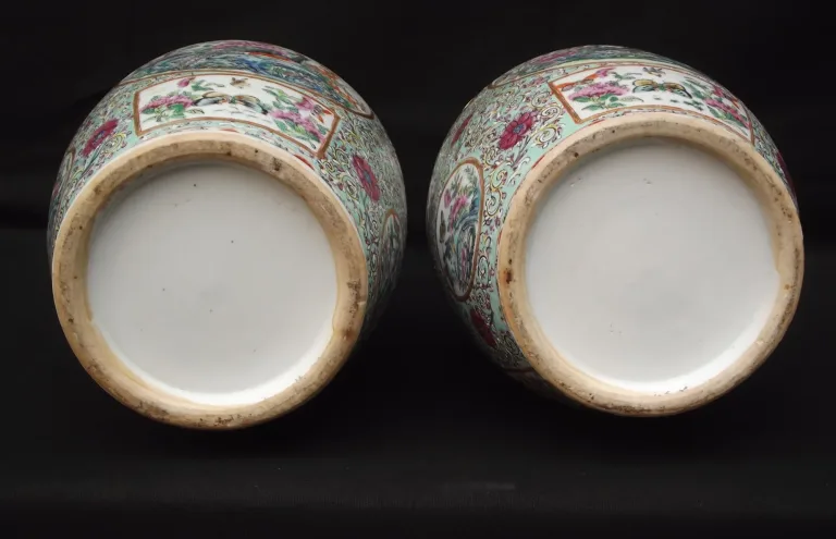 Paire de vases à decor d'oiseaux polychrome branchés et de papillons -Chine XIXème