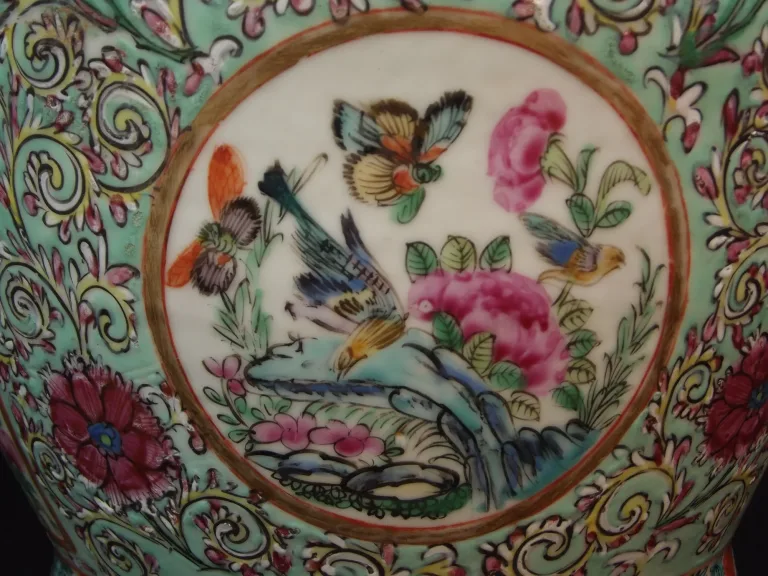 Paire de vases à decor d'oiseaux polychrome branchés et de papillons -Chine XIXème