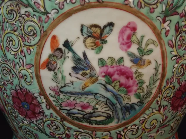 Paire de vases à decor d'oiseaux polychrome branchés et de papillons -Chine XIXème
