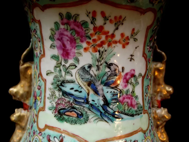 Paire de vases à decor d'oiseaux polychrome branchés et de papillons -Chine XIXème