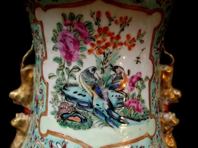 Paire de vases à decor d'oiseaux polychrome branchés et de papillons -Chine XIXème