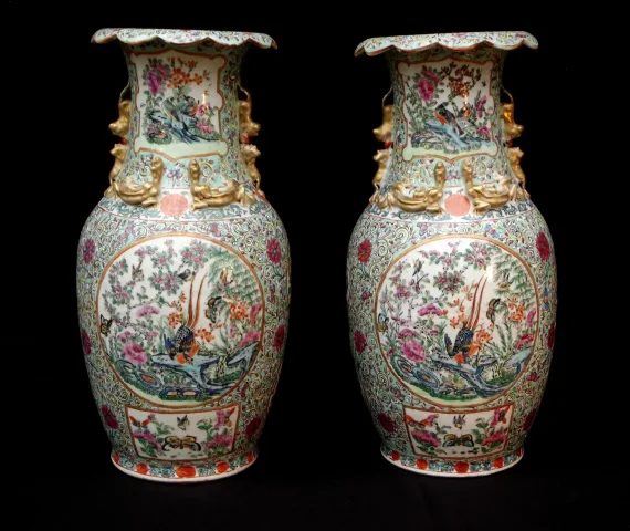 Paire de vases à decor d'oiseaux polychrome branchés et de papillons -Chine XIXème