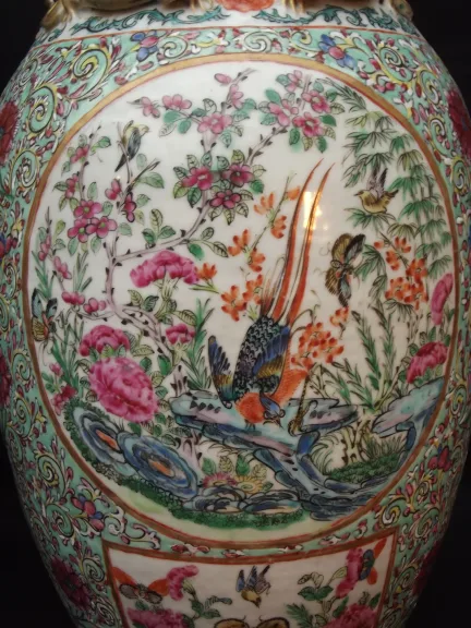 Paire de vases à decor d'oiseaux polychrome branchés et de papillons -Chine XIXème