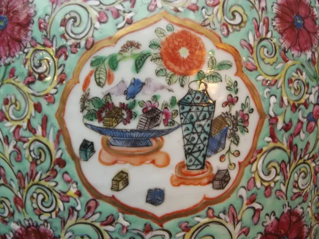 Paire de vases à decor d'oiseaux polychrome branchés et de papillons -Chine XIXème