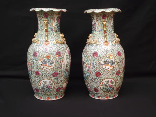 Paire de vases à decor d'oiseaux polychrome branchés et de papillons -Chine XIXème