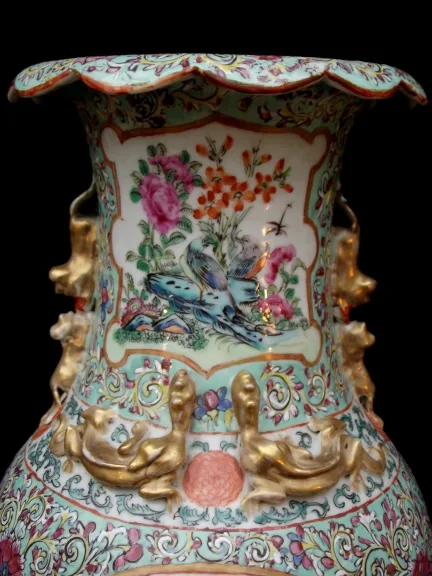 Paire de vases à decor d'oiseaux polychrome branchés et de papillons -Chine XIXème