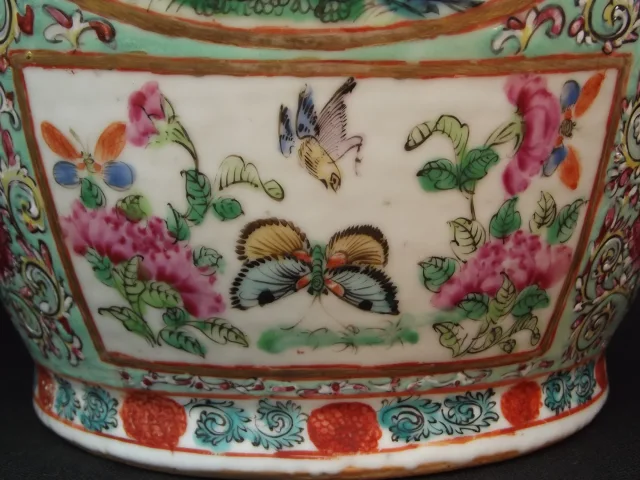 Paire de vases à decor d'oiseaux polychrome branchés et de papillons -Chine XIXème