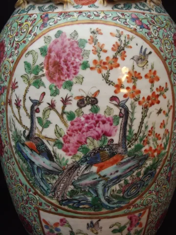 Paire de vases à decor d'oiseaux polychrome branchés et de papillons -Chine XIXème