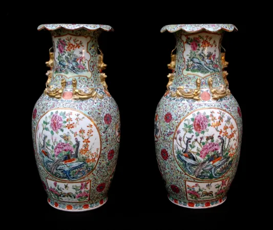Paire de vases à decor d'oiseaux polychrome branchés et de papillons -Chine XIXème