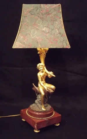 Charles Georges FERVILLE-SUAN, (Le Mans 1847-1925). Paire de Lampes en bronze doré.