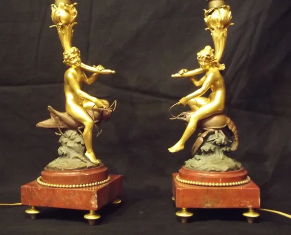 Charles Georges FERVILLE-SUAN, (Le Mans 1847-1925). Paire de Lampes en bronze doré.
